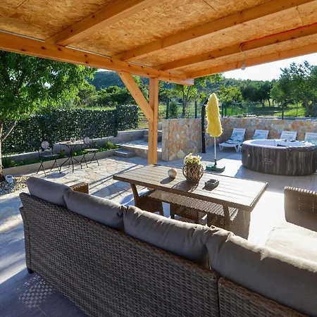 2 Bedroom Lovely In Holiday home Lisane Ostrovicke