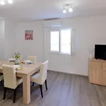 Ferienhaus 2 Bedroom Lovely In Lisane Ostrovicke