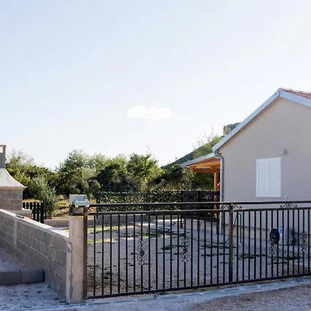 Schönes Haus Mit 2 Schlafzimmern In Lisane