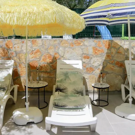 Schönes Haus Mit 2 Schlafzimmern In Lisane Ferienhaus *