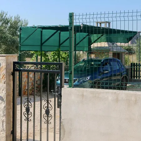 Schönes Haus Mit 2 Schlafzimmern In Lisane Ferienhaus Lisane Ostrovicke